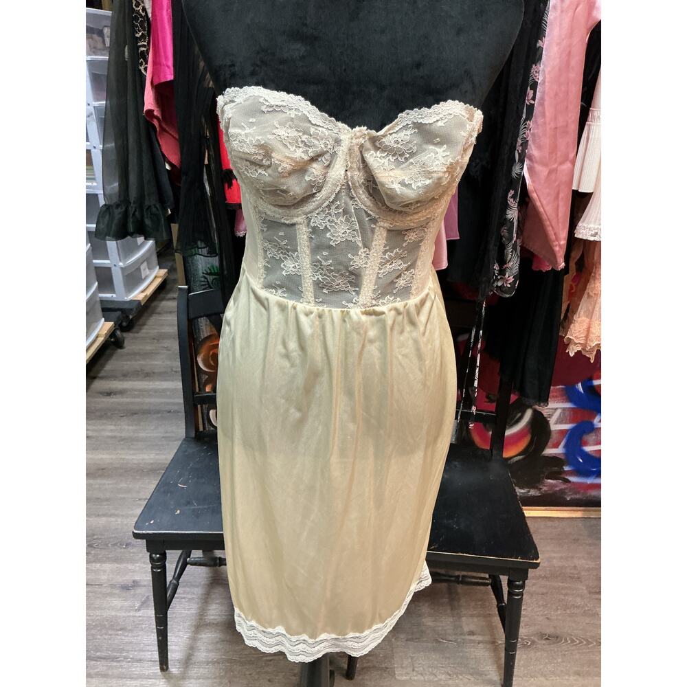 VINTAGE CREAM LACE WIRE CUP CHEMISE 36B